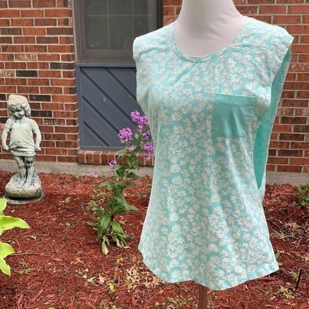 Empyre Mint Green with Daisies Scoop Neck tank S
